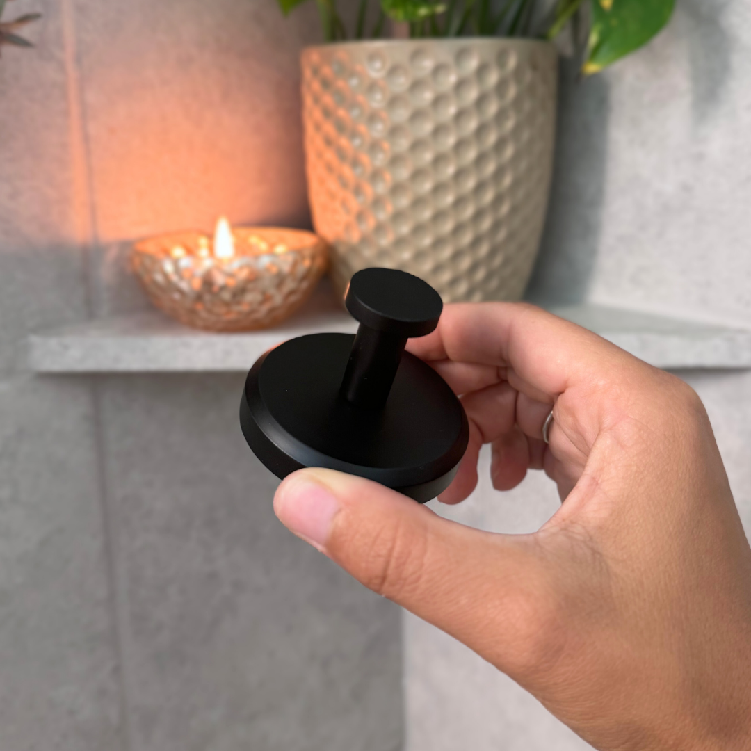 Luxurious Twist-Lock Suction Hooks